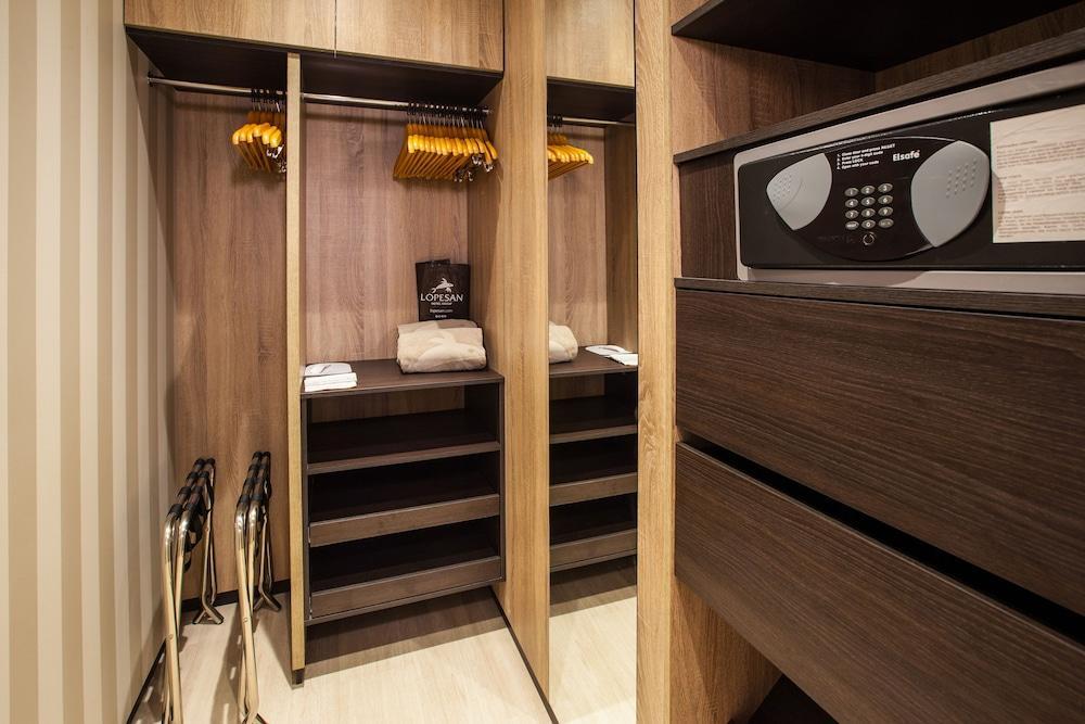 Lopesan Villa Del Conde Resort & Thalasso Meloneras Dış mekan fotoğraf A walk-in closet