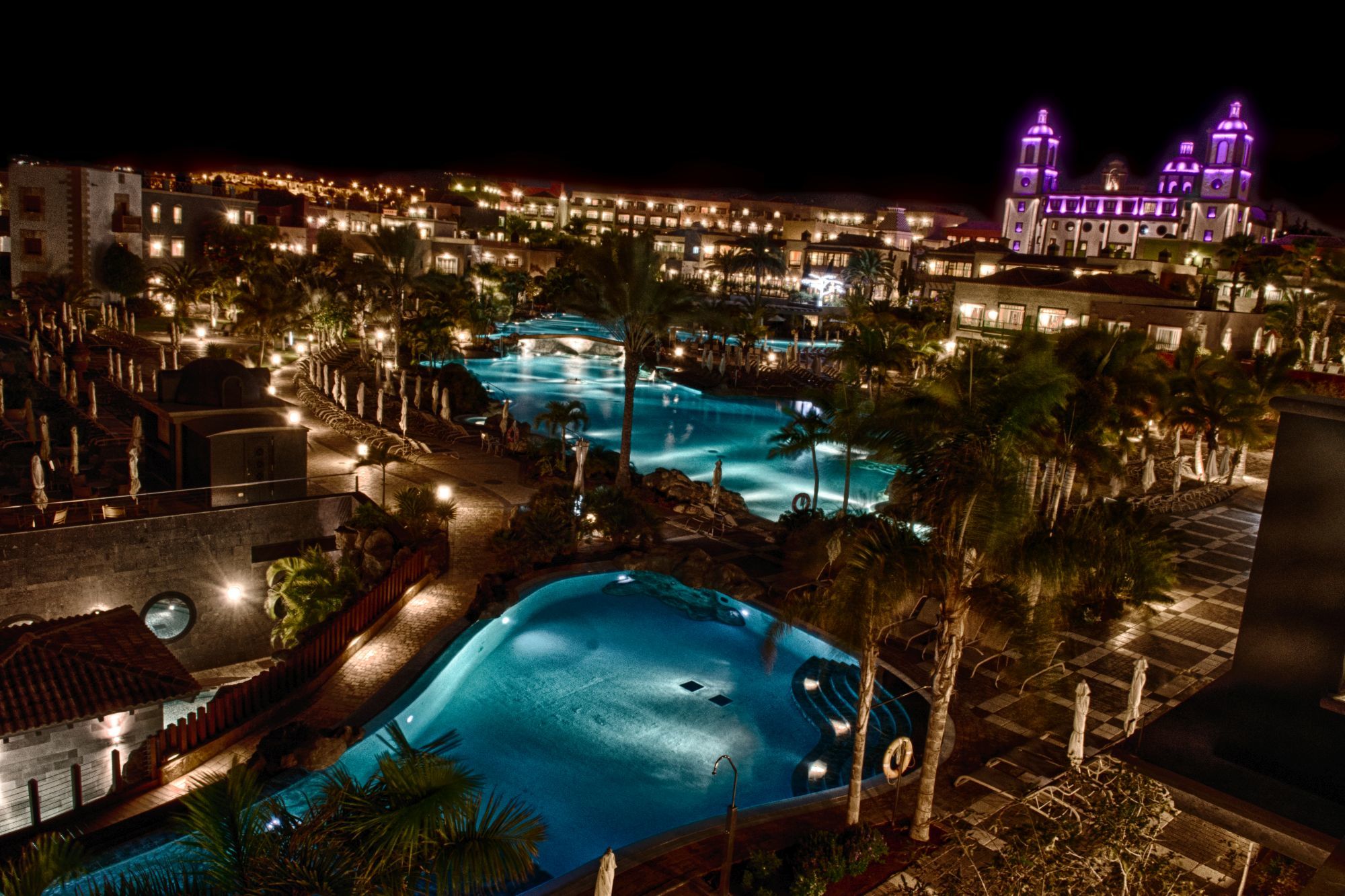 Lopesan Villa Del Conde Resort & Thalasso Meloneras Dış mekan fotoğraf Hard Rock Hotel at night