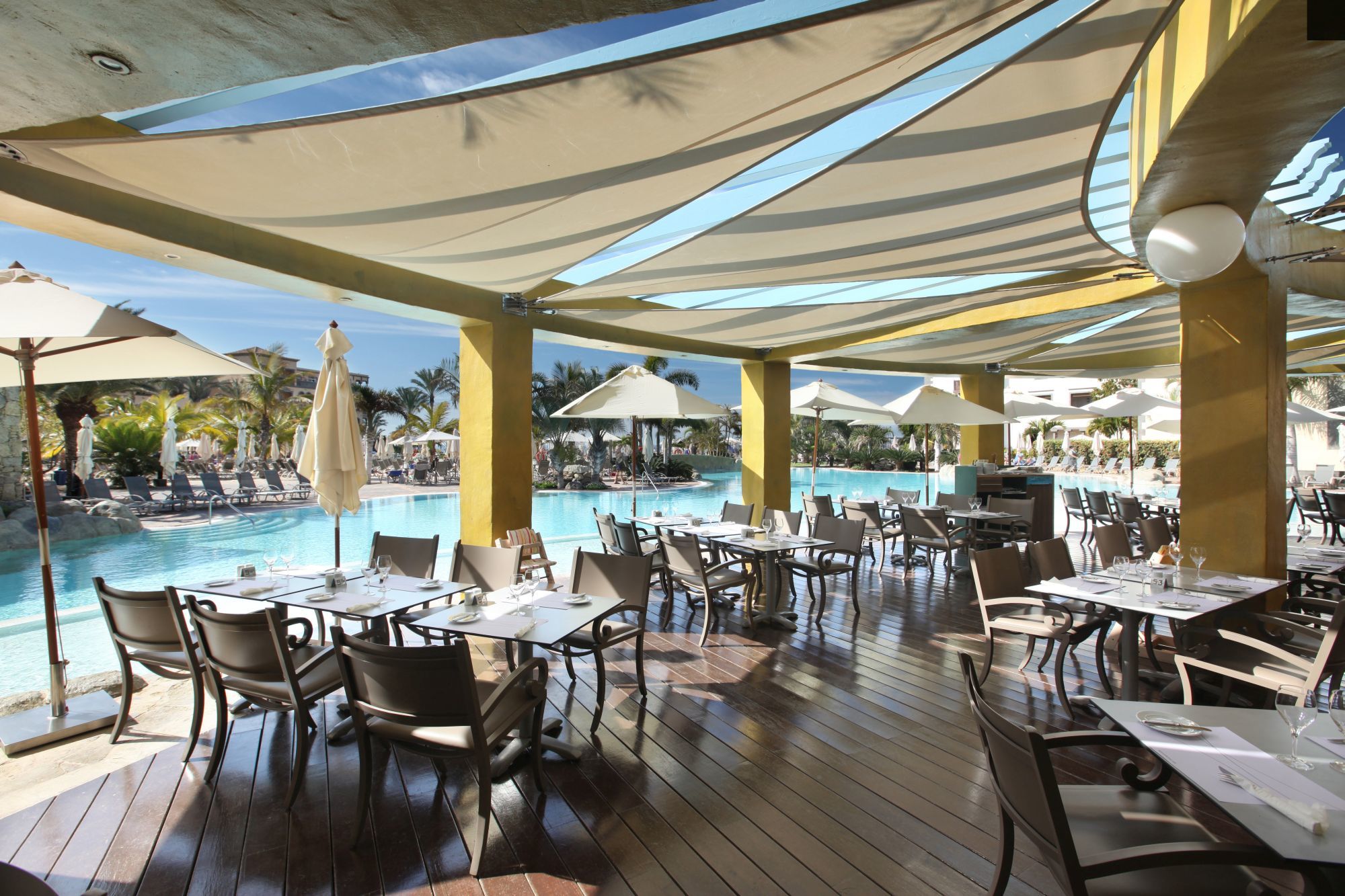 Lopesan Villa Del Conde Resort & Thalasso Meloneras Dış mekan fotoğraf The restaurant at the pool