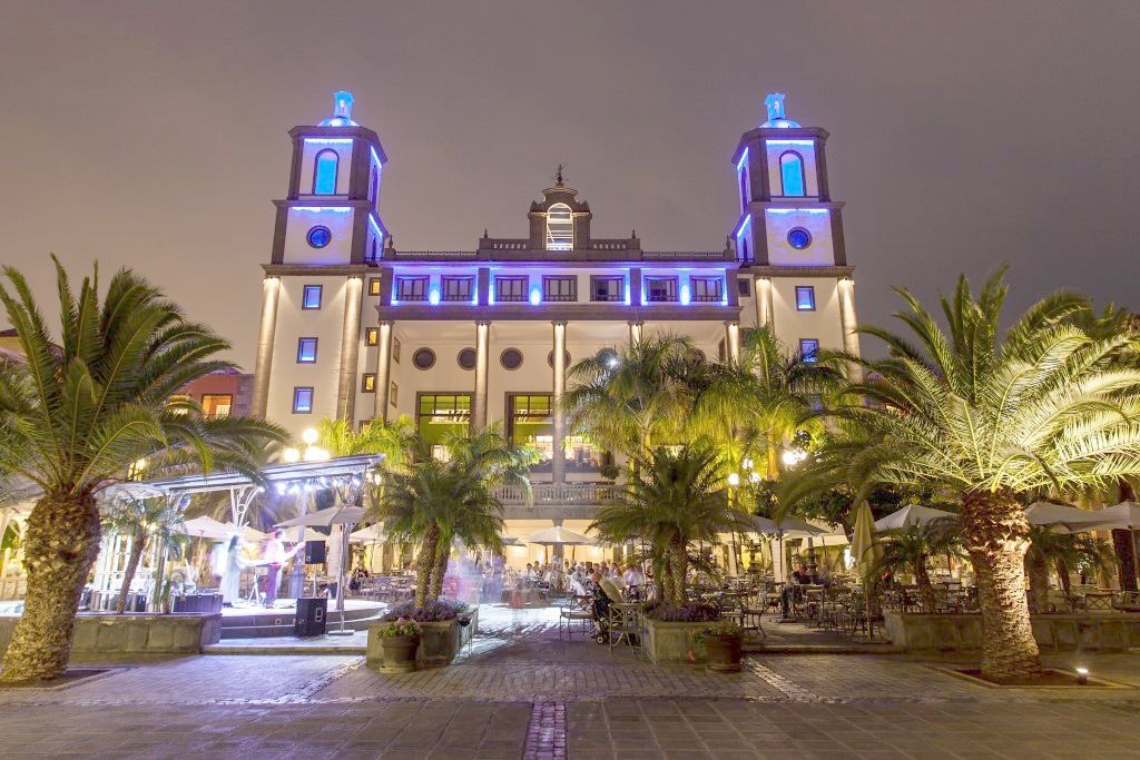 Lopesan Villa Del Conde Resort & Thalasso Meloneras Dış mekan fotoğraf The hotel at night