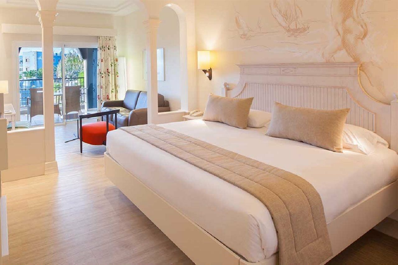 Lopesan Villa Del Conde Resort & Thalasso Meloneras Dış mekan fotoğraf A bedroom at the Hotel du Cap