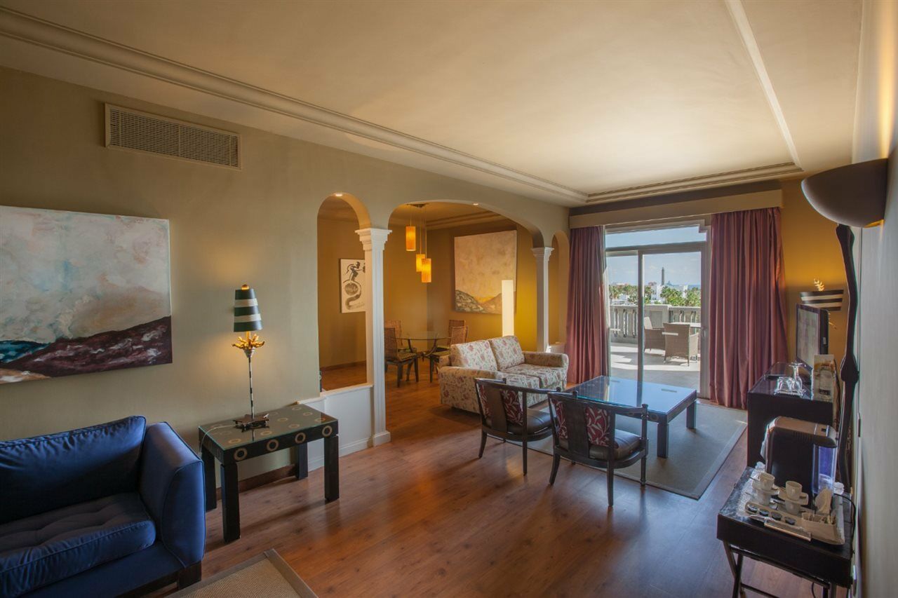 Lopesan Villa Del Conde Resort & Thalasso Meloneras Dış mekan fotoğraf A suite at the Hilton San Diego Bayfront