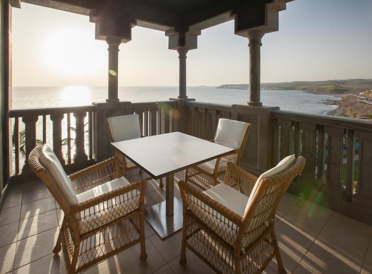 Lopesan Villa Del Conde Resort & Thalasso Meloneras Dış mekan fotoğraf A balcony