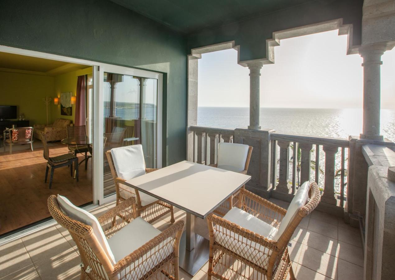 Lopesan Villa Del Conde Resort & Thalasso Meloneras Dış mekan fotoğraf A balcony at the Hilton Head Oceanfront Resort